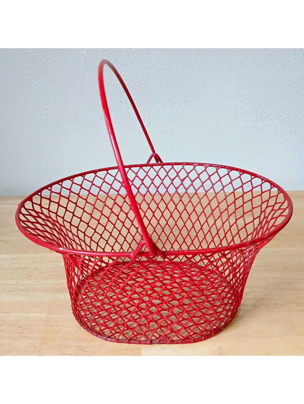 Red Small Oval Metal Wire Mesh Basket with Handle Modern Freestanding